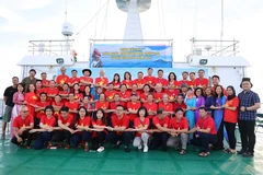 [Photo] Đoàn kiều bào đến thăm Trường Sa và Nhà giàn DK1