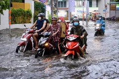 Triều cường gây ngập sâu nhiều tuyến đường tại Thành phố Hồ Chí Minh