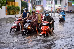 Triều cường gây ngập sâu nhiều tuyến đường tại Thành phố Hồ Chí Minh