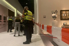 Đối tượng có vũ trang xông vào cướp phá hội chợ nghệ thuật ở Hà Lan