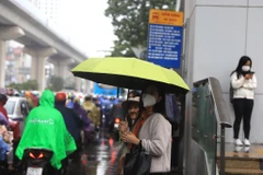 [Photo] Người dân Thủ đô chật vật di chuyển trong mưa rét