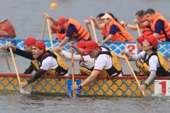 [Photo] Sôi động giải Bơi chải thuyền rồng Hà Nội mở rộng năm 2022