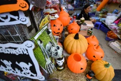 [Photo] Phố Hàng Mã ngập tràn đồ chơi, hóa trang dịp Halloween 