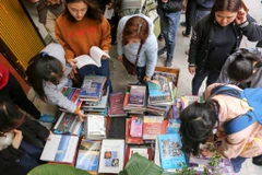 Hàng ngàn cuốn sách được bán với giá chỉ 39 ngàn đồng/kg. (Ảnh: Minh Sơn/Vietnam+)