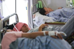 Số bệnh nhân đến viện điều trị sốt xuất huyết tăng gấp 6 lần so với cùng kỳ năm 2016, hàng trăm trường hợp nặng phải nhập viện điều trị nội trú khiến các bệnh viện trên địa bàn Hà Nội đều trong tình trạng quá tải. (Ảnh: Minh Sơn/Vietnam+)