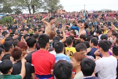 Cảnh hàng ngàn thanh niên trai tráng lao vào nhau để tranh dành quả phết vẫn diễn ra trước sự bất lực của ban tổ chức. (Ảnh: Minh Sơn/Vietnam+)