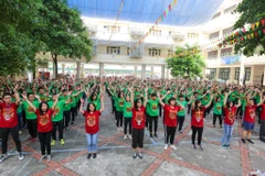 Sáng 20/8 tại trường Trung học phổ thông Nguyễn Tất Thành (Hà Nội) đã diễn ra chương trình Leviosa, chương trình thường niên của nhà trường nhằm chào đón các học sinh lớp 10 mới nhập trường. (Ảnh: Minh Sơn/Vietnam+)