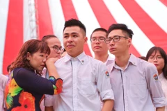 Sau 3 năm miệt mài đèn sách, tháng Năm là khoảng thời gian các nam, nữ sinh lớp 12 lưu luyến chia tay mái trường của mình. (Ảnh: Minh Sơn/Vietnam+)