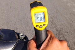 Nhiệt độ tại Hà Nội trong ngày 4/6 đã vượt ngưỡng 40 độ C, thế nhưng nhiệt độ thực tế của mặt đường và những vật dụng bị ánh sáng mặt trời chiếu trực tiếp còn cao hơn rất nhiều. VietnamPlus đã sử dụng nhiệt kế điện tử để đo nhiệt độ mặt đường nhựa lên tới