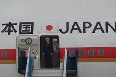 Nhật Hoàng Akihito và Hoàng hậu đã đặt chân xuống sân bay Nội Bài. (Ảnh: PV/Vietnam+)