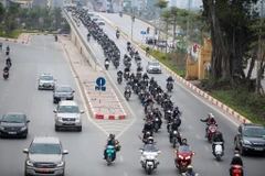 Đoàn xe gồm nhiều chiếc phân khối lớn diễu hành qua các tuyến phố của Thủ đô. (Ảnh: Minh Sơn/Vietnam+)