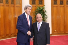 John Kerry chào xã giao Thủ tướng Nguyễn Xuân Phúc. (Ảnh: Minh Sơn/Vietnam+)