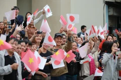 Sáng 2/3, Nhà vua và hoàng hậu Nhật Bản đã có chuyến thăm Di tích Văn Miếu - Quốc Tử Giám. Hàng trăm người dân Thủ đô đã có mặt từ sớm để chào đón Nhật hoàng Akihito. (Ảnh: Minh Sơn/Vietnam+)