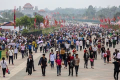 Mặc dù sáng 6/4 mới là ngày lễ chính giỗ tổ Hùng Vương, nhưng hôm nay hàng ngàn du khách thập phương đã đổ về đền Hùng để dâng hương sớm. (Ảnh: Minh Sơn/Vietnam+) 