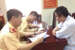 Tài xế lái xe biển xanh chạy ngược chiều trên cầu Nhật Tân đã ra trình diện tại cơ quan công an. (Ảnh: PV/Vietnam+)