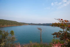 Biển Hồ hay còn gọi hồ Tơ Nưng, là một miệng núi lửa khổng lồ nằm ở phía bắc thành phố Pleiku, tỉnh Gia Lai. (Ảnh: Minh Sơn/Vietnam+)