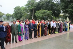 Sáng 15/4 tại tượng đài Lý Thái Tổ, 40 cặp đôi già và trẻ đã cùng nhau tổ chức một lễ cưới tập thể đầy xúc động. (Ảnh: Minh Sơn/Vietnam+)