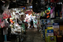 Cảnh vắng vẻ đìu hiu ở chợ Ngã tư Sở. (Ảnh: Minh Sơn/Vietnam+)