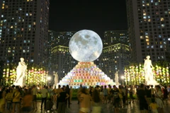 Nhiều người dân Thủ đô sẽ cảm thấy bất ngờ khi một mặt trăng khổng lồ chợt 'mọc' lên ngay giữa quảng trường Royal City vào tối 21/9 vừa qua. (Ảnh: Minh Sơn/Vietnam+)