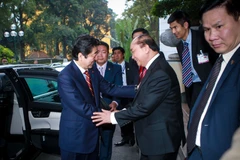 Ông Abe là một người có nhiều nỗ lực trong việc củng cố quan hệ Việt – Nhật suốt những năm qua. Đây là chuyến thăm Việt Nam thứ ba của Thủ tướng Abe. (Ảnh: Minh Sơn/Vietnam+)