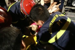 Một bà mẹ sinh non đã được lực lượng cứu hộ thành công ngay trong đêm. (Ảnh: PV/Vietnam+)