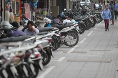 Tình trạng lấn chiếm vỉa hè tái diễn trên nhiều tuyến phố của Hà Nội