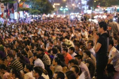 Chiều tối 4/9, hàng chục nghìn người dân Thủ đô đã tập trung tại Tổ đình Phúc Khánh (đường Tây Sơn, quận Đống Đa, Hà Nội) để dự Đại lễ Vu lan - Phả độ gia tiên. (Ảnh: Minh Sơn/Vietnam+)