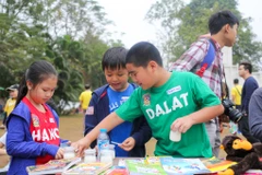 Sáng 5/3 tại khu đô thị Ecopark, một phiên chợ từ thiện do chính các em học sinh khối 5 trường BVIS tổ chức với nhiều gian hàng độc đáo và ngộ nghĩnh. (Ảnh: Minh Sơn/Vietnam+)