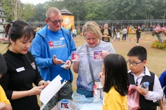 Phiên chợ từ thiện đầy ngộ nghĩnh và độc đáo do chính tay các em học sinh tiểu học tổ chức. (Ảnh: Minh Sơn/Vietnam+)