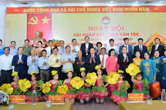 Chủ tịch Quốc hội Vương Đình Huệ và Phó Chủ tịch Thường trực Quốc hội Trần Thanh Mẫn cùng các đại biểu phường Quán Thánh, Hà Nội. (Ảnh: Minh Đức/TTXVN)