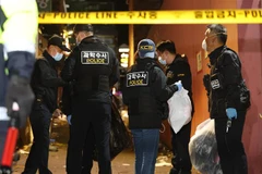 Cảnh sát điều tra tại hiện trường vụ giẫm đạp ở Itaewon, Seoul, Hàn Quốc. (Ảnh: Yonhap/TTXVN)