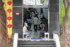 44 học sinh được đưa vào viện cấp cứu tại khoa nhi và khoa tổng hợp thần kinh, Bệnh viện Đa khoa tỉnh Khánh Hòa. (Ảnh: Đặng Tuấn/TTXVN)