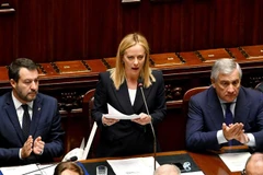 Thủ tướng Italy Giorgia Meloni (giữa) phát biểu trong một phiên họp Quốc hội ở Rome. (Ảnh: AFP/TTXVN)