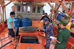 Lực lượng Biên phòng kiểm tra tàu vận chuyển dầu DO không rõ nguồn gốc. (Ảnh: TTXVN phát)