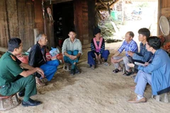 Tổ Công tác của xã Tà Tổng, huyện Mường Tè thăm hỏi gia đình ông Mùa Nọ Lòng, bản Giàng Ly Cha, xã Tà Tổng. (Ảnh: Hoàng Thùy Oanh/TTXVN)