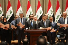 Thủ tướng al-SudaniCùng các thành viên nội các tuyên thệ nhậm chức tại Quốc hội ở thủ đô Baghdad. (Ảnh: THX/TTXVN)