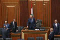 Chủ tịch Quốc hội Liban Nabih Berri (giữa) chủ trì một phiên họp Quốc hội bầu Tổng thống mới. (Ảnh: AFP/TTXVN)