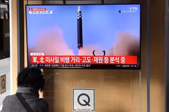 Truyền thông Hàn Quốc tại Seoul đưa tin về vụ phóng tên lửa của Triều Tiên. (Ảnh: AFP/TTXVN)