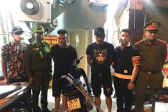 Các đối tượng mang theo hung khí bị bắt trên đường Nguyễn Khoái thuộc địa bàn phường Thanh Lương (Hai Bà Trưng, Hà Nội). (Ảnh: TTXVN)