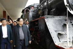 Thủ tướng Phạm Minh Chính tham quan hiện vật đầu máy xe lửa tại khu Di tích Lịch sử-Văn hóa Quốc gia Ga Đà Lạt. (Ảnh: Dương Giang/TTXVN)