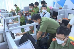 Công an khám xét văn phòng công ty tại quận 4. (Ảnh: Công an cung cấp)