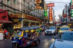 Khách du lịch trên một đường phố ở Bangkok, Thái Lan. (Ảnh: AFP/TTXVN)