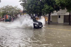 Nhiều tuyến đường tại thành phố Vinh, Nghệ An, bị ngập do mưa lớn. (Ảnh: Tá Chuyên/TTXVN)