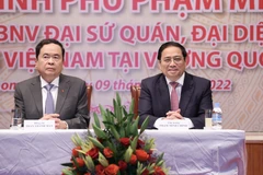 Thủ tướng Phạm Minh Chính thăm, nói chuyện với cán bộ, nhân viên Đại sứ quán Việt Nam tại Campuchia. (Ảnh: Dương Giang/TTXVN)