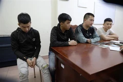 Các đối tượng tại cơ quan công an. (Ảnh: Thanh Tân/TTXVN)