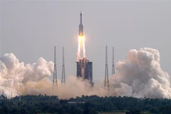 Tên lửa đẩy Trường Chinh 5B Y4, mang theo module Mộng Thiên, rời bệ phóng tại bãi phóng Văn Xương, tỉnh Hải Nam, miền Nam Trung Quốc. (Ảnh: THX/TTXVN)