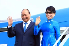 Chủ tịch nước Nguyễn Xuân Phúc và Phu nhân tại sân bay Quốc tế Nội Bài. (Ảnh: Thống Nhất/TTXVN)