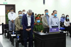 Các bị cáo tại phiên xét xử sơ thẩm. (Ảnh: Phạm Kiên/TTXVN)