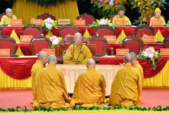 Nghi thức suy tôn Đức Trưởng lão Hòa thượng Thích Trí Quảng lên ngôi vị Pháp chủ Hội đồng Chứng minh Giáo hội Phật giáo Việt Nam. (Ảnh: Minh Đức/TTXVN)