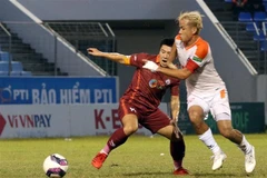 Pha tranh bóng giữa cầu thủ hai đội. (Ảnh: Trần Lê Lâm/TTXVN)